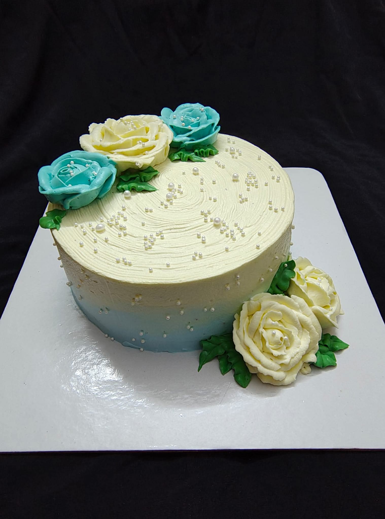 Golden Rose Vanilla Cake – 2 Pound